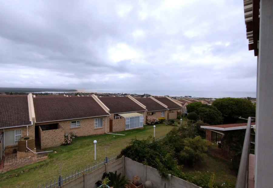 5 Bedroom Property for Sale in Wavecrest Eastern Cape